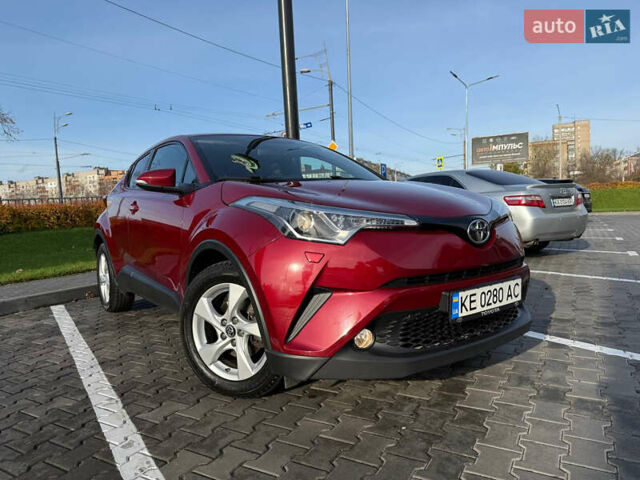 Красный Тойота C-HR, объемом двигателя 1.2 л и пробегом 88 тыс. км за 20200 $, фото 1 на Automoto.ua