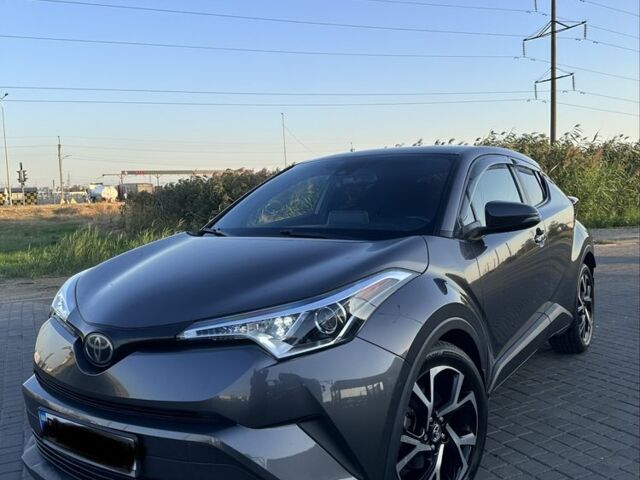Серый Тойота C-HR, объемом двигателя 2 л и пробегом 136 тыс. км за 16992 $, фото 1 на Automoto.ua