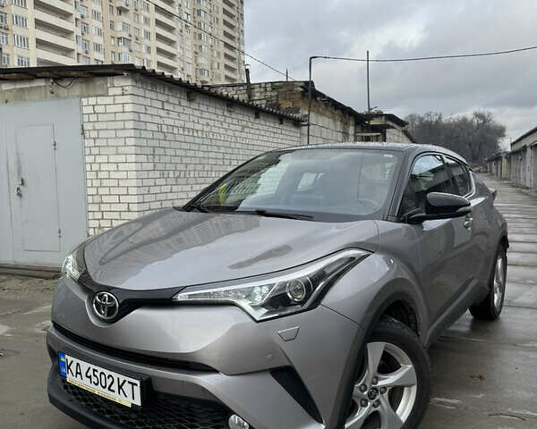 Серый Тойота C-HR, объемом двигателя 1.2 л и пробегом 82 тыс. км за 21800 $, фото 1 на Automoto.ua