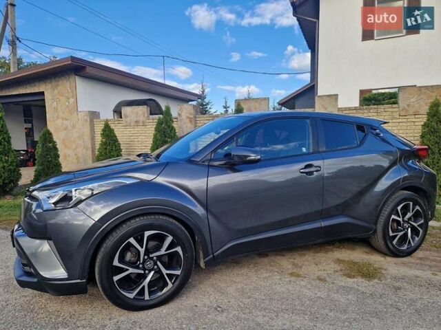 Серый Тойота C-HR, объемом двигателя 2 л и пробегом 117 тыс. км за 15300 $, фото 1 на Automoto.ua