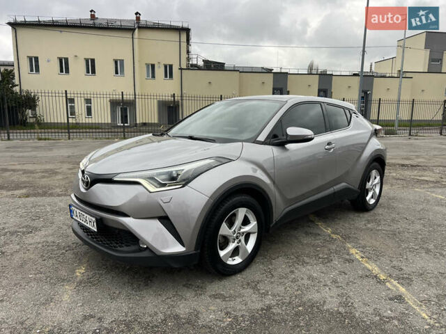 Серый Тойота C-HR, объемом двигателя 1.2 л и пробегом 93 тыс. км за 19950 $, фото 1 на Automoto.ua