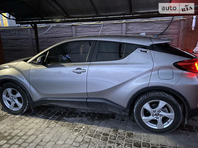 Серый Тойота C-HR, объемом двигателя 2 л и пробегом 28 тыс. км за 24000 $, фото 1 на Automoto.ua