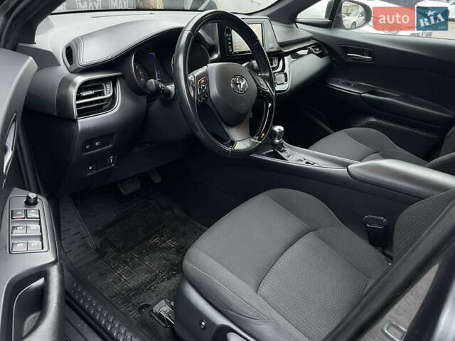 Серый Тойота C-HR, объемом двигателя 1.8 л и пробегом 83 тыс. км за 16900 $, фото 1 на Automoto.ua