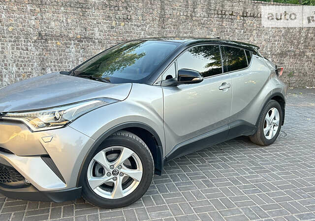 Серый Тойота C-HR, объемом двигателя 1.99 л и пробегом 101 тыс. км за 21000 $, фото 1 на Automoto.ua