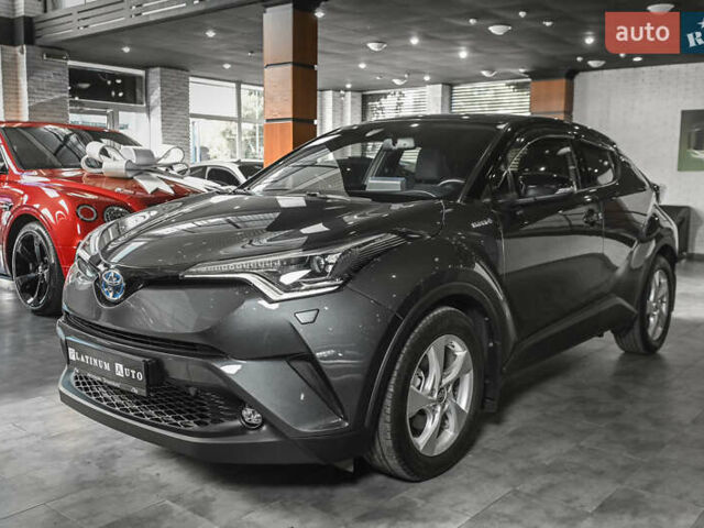 Серый Тойота C-HR, объемом двигателя 1.8 л и пробегом 84 тыс. км за 22999 $, фото 1 на Automoto.ua