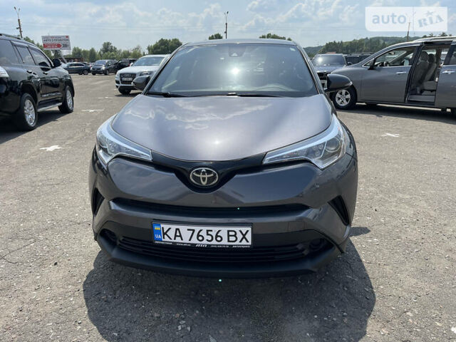 Серый Тойота C-HR, объемом двигателя 2 л и пробегом 73 тыс. км за 21800 $, фото 1 на Automoto.ua