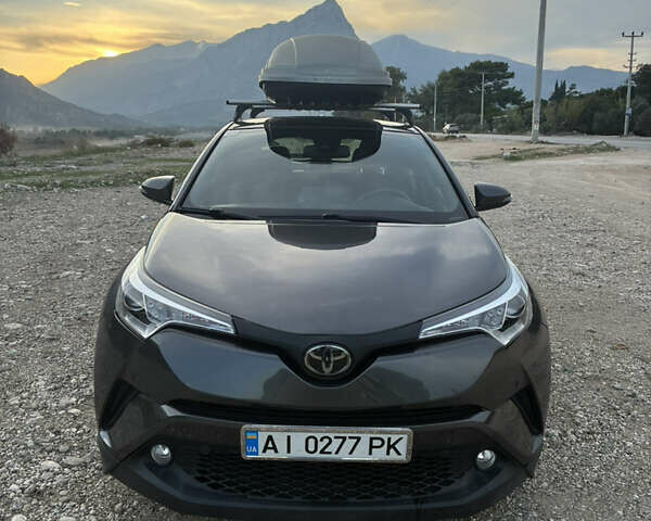 Серый Тойота C-HR, объемом двигателя 1.99 л и пробегом 60 тыс. км за 17900 $, фото 1 на Automoto.ua