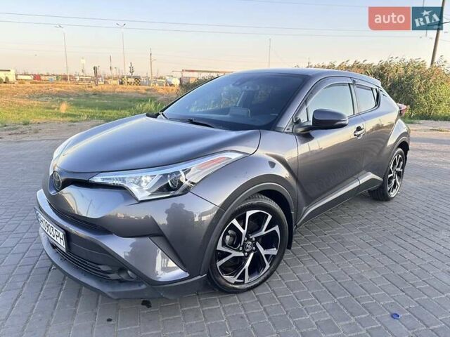 Серый Тойота C-HR, объемом двигателя 1.99 л и пробегом 136 тыс. км за 17000 $, фото 1 на Automoto.ua