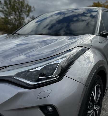 Серый Тойота C-HR, объемом двигателя 2 л и пробегом 99 тыс. км за 27000 $, фото 1 на Automoto.ua