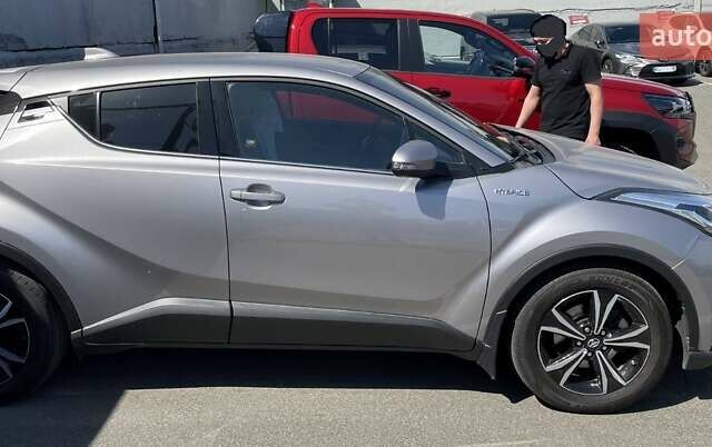 Серый Тойота C-HR, объемом двигателя 1.8 л и пробегом 82 тыс. км за 25500 $, фото 1 на Automoto.ua
