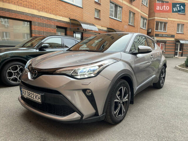 Серый Тойота C-HR, объемом двигателя 1.2 л и пробегом 62 тыс. км за 21500 $, фото 1 на Automoto.ua