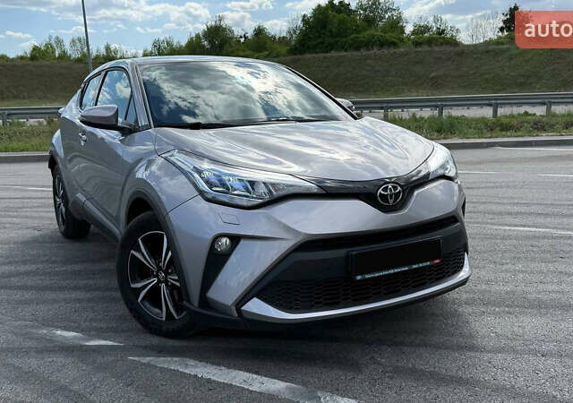 Серый Тойота C-HR, объемом двигателя 1.2 л и пробегом 27 тыс. км за 28000 $, фото 1 на Automoto.ua