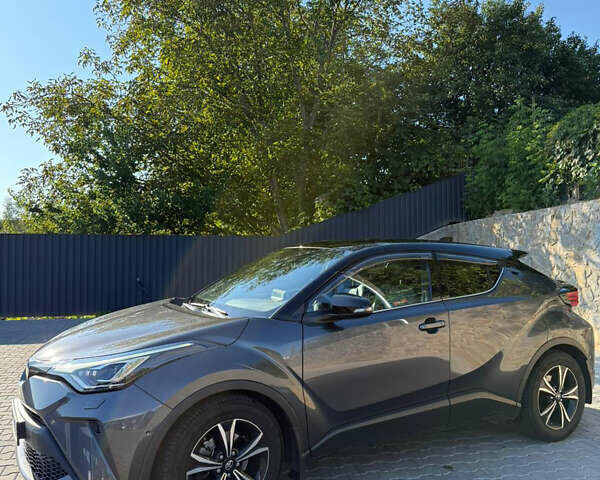 Серый Тойота C-HR, объемом двигателя 1.99 л и пробегом 39 тыс. км за 30000 $, фото 1 на Automoto.ua