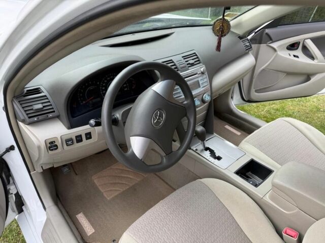 Белый Тойота Камри, объемом двигателя 2.4 л и пробегом 300 тыс. км за 4300 $, фото 1 на Automoto.ua