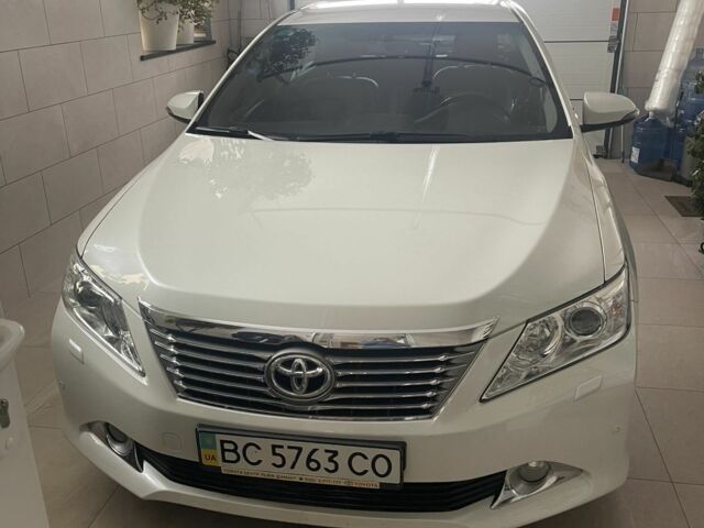 Белый Тойота Камри, объемом двигателя 2.5 л и пробегом 83 тыс. км за 15000 $, фото 1 на Automoto.ua