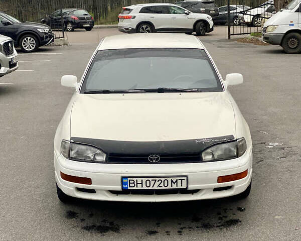 Белый Тойота Камри, объемом двигателя 2.16 л и пробегом 300 тыс. км за 2250 $, фото 1 на Automoto.ua