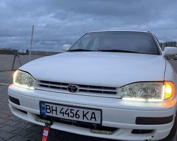 Белый Тойота Камри, объемом двигателя 2.2 л и пробегом 464 тыс. км за 2500 $, фото 1 на Automoto.ua