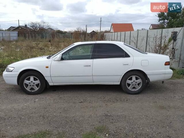 Білий Тойота Камрі, об'ємом двигуна 2.2 л та пробігом 400 тис. км за 3100 $, фото 1 на Automoto.ua