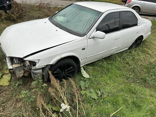 Білий Тойота Камрі, об'ємом двигуна 2.2 л та пробігом 200 тис. км за 1200 $, фото 1 на Automoto.ua