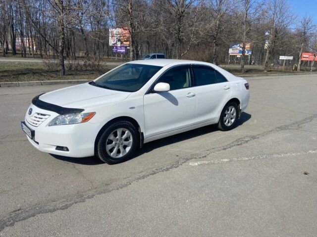 Белый Тойота Камри, объемом двигателя 2.4 л и пробегом 217 тыс. км за 8000 $, фото 1 на Automoto.ua