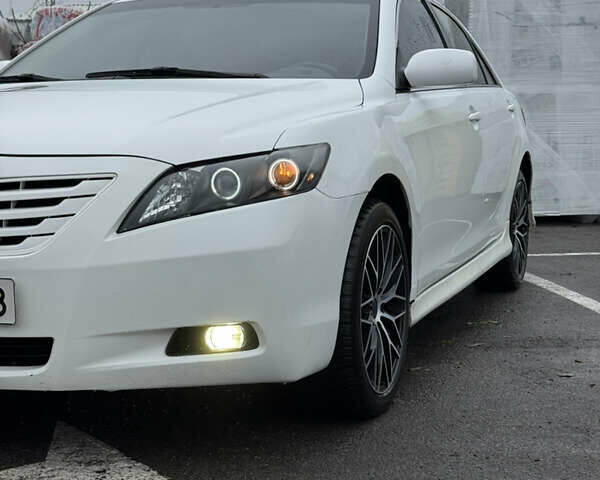 Белый Тойота Камри, объемом двигателя 2.4 л и пробегом 295 тыс. км за 7900 $, фото 1 на Automoto.ua