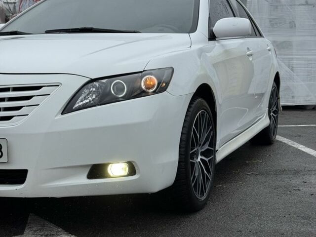 Белый Тойота Камри, объемом двигателя 2.4 л и пробегом 295 тыс. км за 7900 $, фото 1 на Automoto.ua