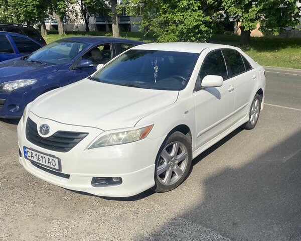 Белый Тойота Камри, объемом двигателя 2.36 л и пробегом 235 тыс. км за 8300 $, фото 1 на Automoto.ua