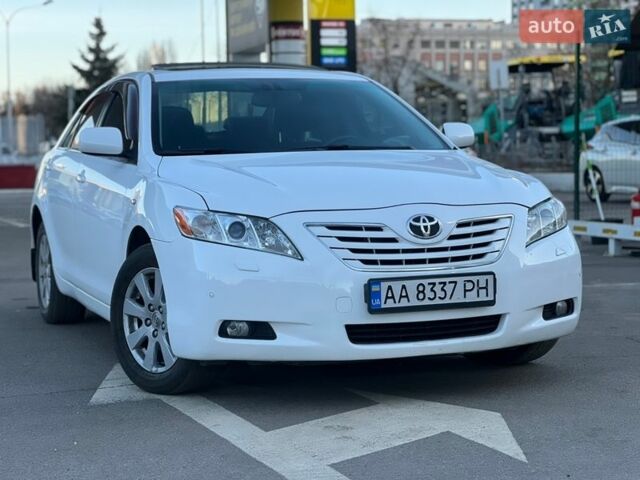 Белый Тойота Камри, объемом двигателя 2.4 л и пробегом 211 тыс. км за 8900 $, фото 1 на Automoto.ua