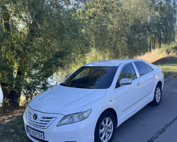 Белый Тойота Камри, объемом двигателя 2.36 л и пробегом 230 тыс. км за 4999 $, фото 1 на Automoto.ua