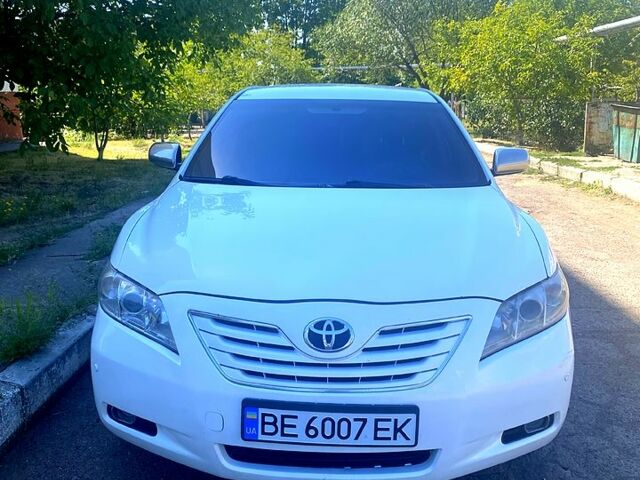 Белый Тойота Камри, объемом двигателя 2.4 л и пробегом 240 тыс. км за 5600 $, фото 1 на Automoto.ua