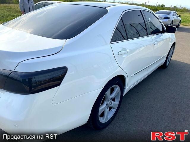 Белый Тойота Камри, объемом двигателя 2.4 л и пробегом 250 тыс. км за 8600 $, фото 1 на Automoto.ua