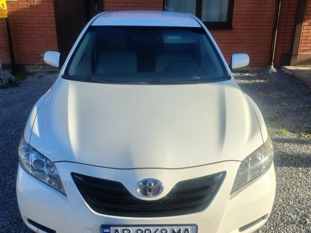 Белый Тойота Камри, объемом двигателя 2.4 л и пробегом 220 тыс. км за 8000 $, фото 1 на Automoto.ua