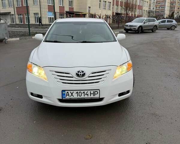 Белый Тойота Камри, объемом двигателя 2.4 л и пробегом 217 тыс. км за 7700 $, фото 1 на Automoto.ua