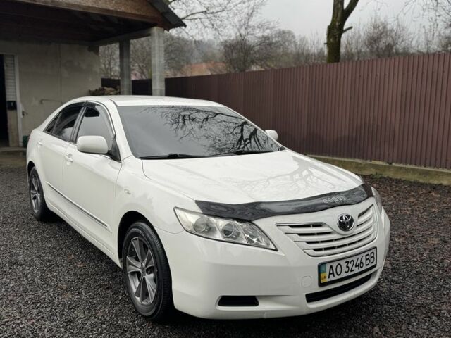 Белый Тойота Камри, объемом двигателя 2.4 л и пробегом 134 тыс. км за 7800 $, фото 1 на Automoto.ua
