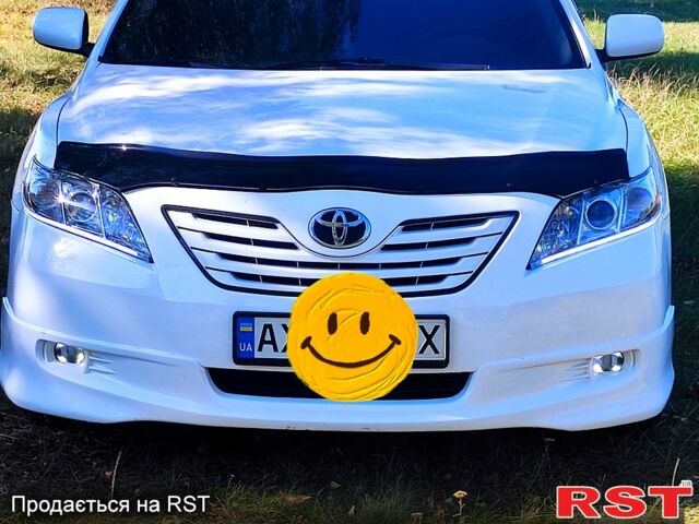 Белый Тойота Камри, объемом двигателя 2.4 л и пробегом 28500 тыс. км за 6900 $, фото 1 на Automoto.ua