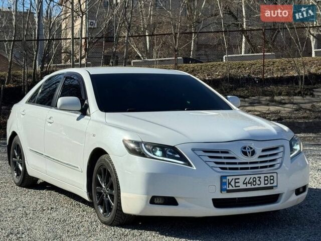 Белый Тойота Камри, объемом двигателя 2.4 л и пробегом 275 тыс. км за 6400 $, фото 1 на Automoto.ua
