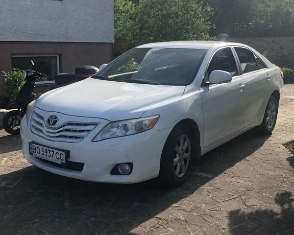Белый Тойота Камри, объемом двигателя 2.36 л и пробегом 97 тыс. км за 10800 $, фото 1 на Automoto.ua