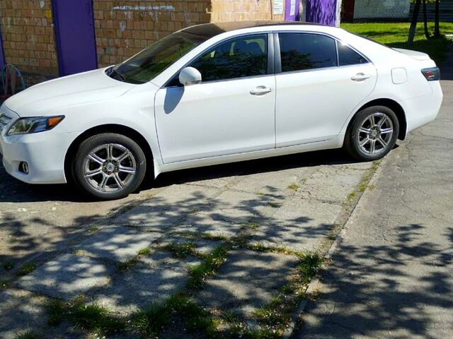 Белый Тойота Камри, объемом двигателя 2.4 л и пробегом 235 тыс. км за 7500 $, фото 1 на Automoto.ua