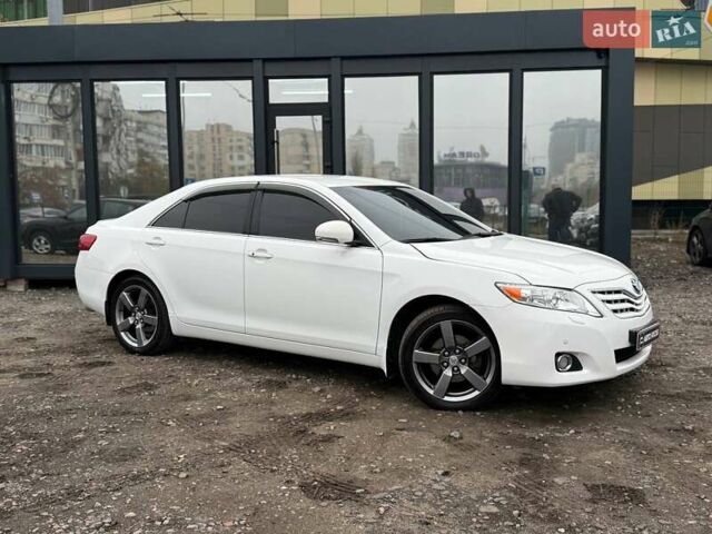 Белый Тойота Камри, объемом двигателя 3.46 л и пробегом 281 тыс. км за 12990 $, фото 1 на Automoto.ua