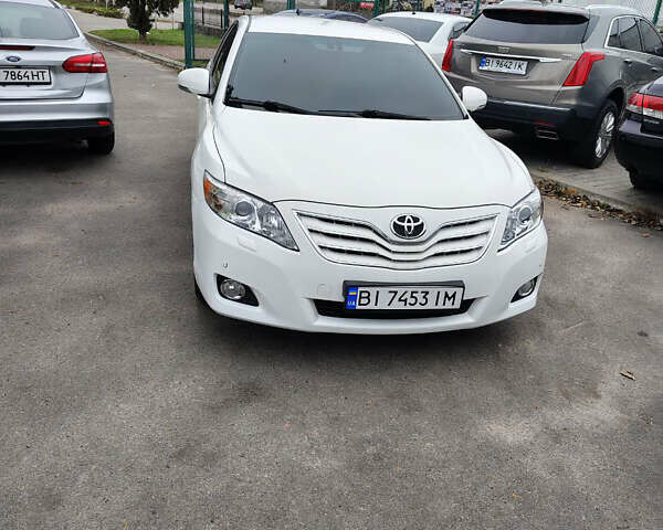 Белый Тойота Камри, объемом двигателя 2.4 л и пробегом 197 тыс. км за 9900 $, фото 1 на Automoto.ua