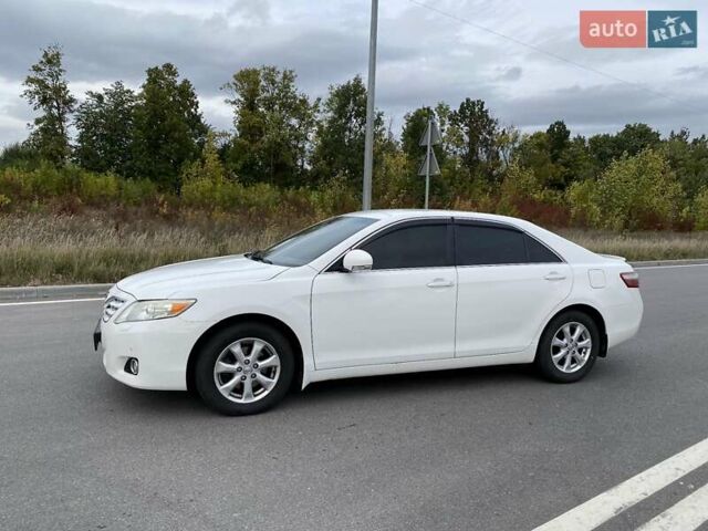 Белый Тойота Камри, объемом двигателя 2.4 л и пробегом 227 тыс. км за 10350 $, фото 1 на Automoto.ua