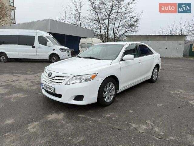 Белый Тойота Камри, объемом двигателя 2.49 л и пробегом 280 тыс. км за 7300 $, фото 1 на Automoto.ua
