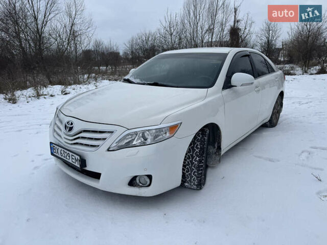 Белый Тойота Камри, объемом двигателя 2.5 л и пробегом 395 тыс. км за 9200 $, фото 1 на Automoto.ua