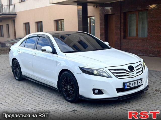 Белый Тойота Камри, объемом двигателя 3.5 л и пробегом 195 тыс. км за 12500 $, фото 1 на Automoto.ua