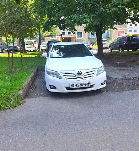 Белый Тойота Камри, объемом двигателя 2.4 л и пробегом 132 тыс. км за 9500 $, фото 1 на Automoto.ua