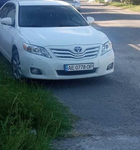 Белый Тойота Камри, объемом двигателя 2.4 л и пробегом 335 тыс. км за 9500 $, фото 1 на Automoto.ua