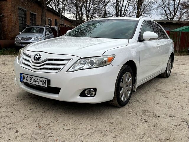 Білий Тойота Камрі, об'ємом двигуна 2.4 л та пробігом 220 тис. км за 7500 $, фото 1 на Automoto.ua