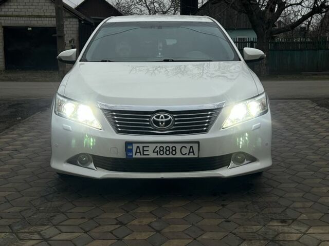 Белый Тойота Камри, объемом двигателя 2.5 л и пробегом 311 тыс. км за 10600 $, фото 1 на Automoto.ua