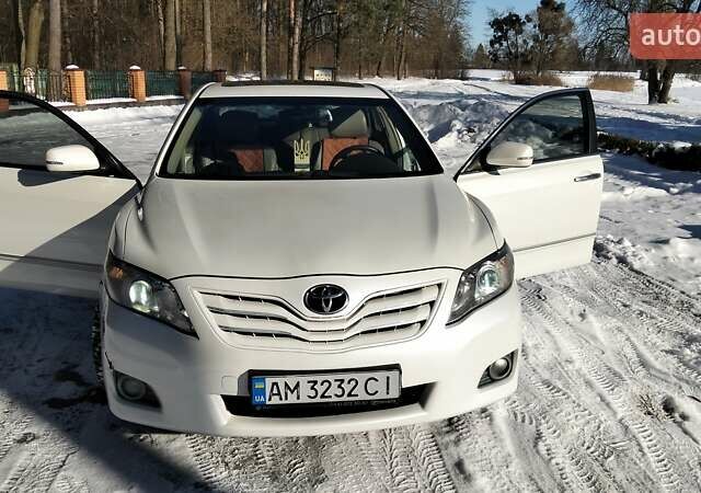 Белый Тойота Камри, объемом двигателя 2.36 л и пробегом 175 тыс. км за 9000 $, фото 1 на Automoto.ua