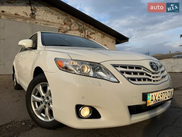 Белый Тойота Камри, объемом двигателя 2.4 л и пробегом 43 тыс. км за 13300 $, фото 1 на Automoto.ua